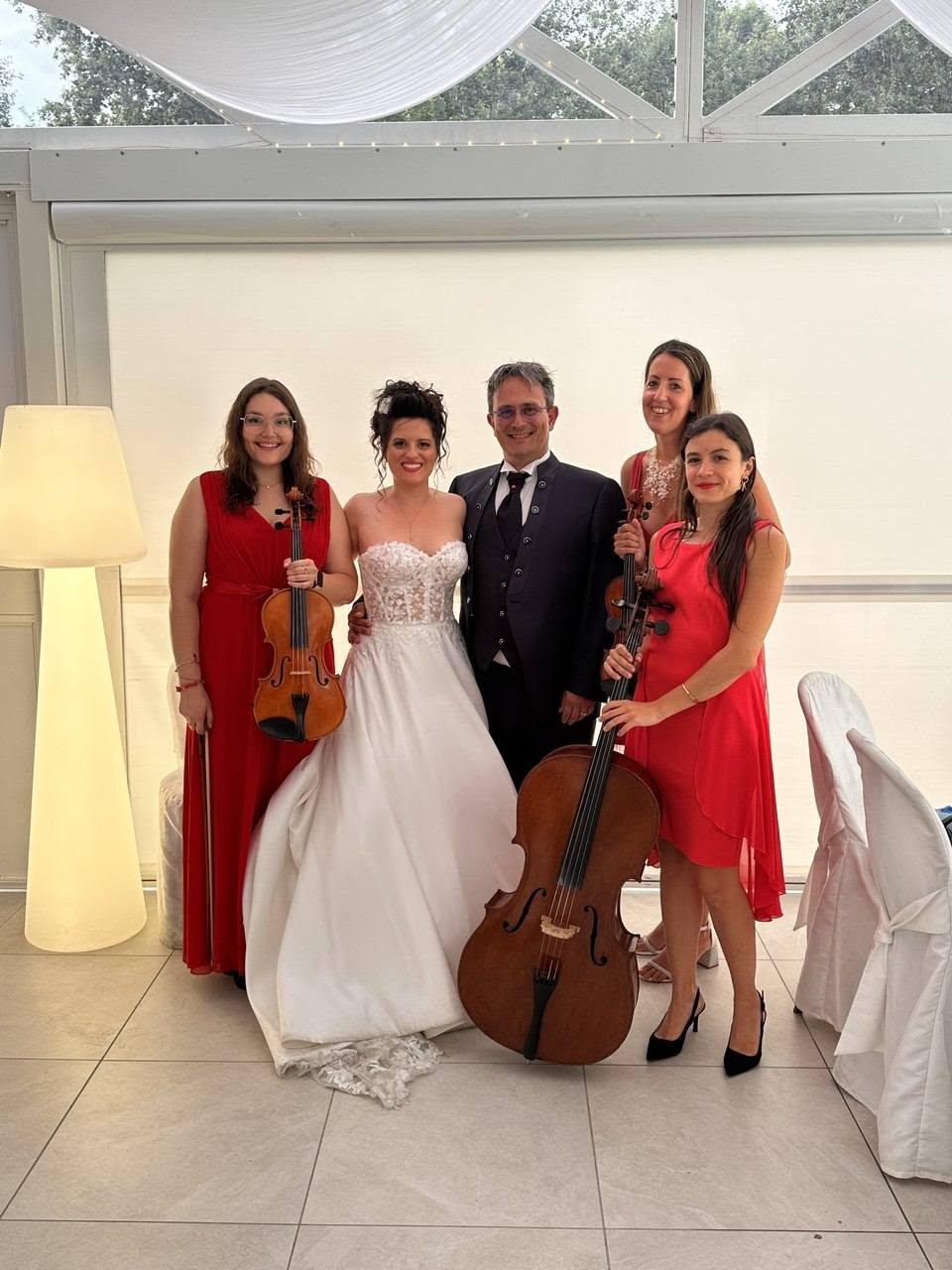 Sister Arch con gli sposi alla cerimonia